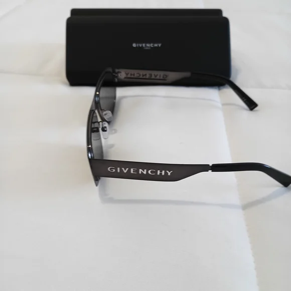 Givenchy Women display picture 3